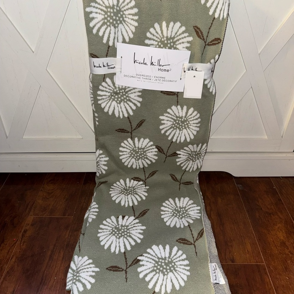 Nicole Miller Green Floral Plush Throw Blanket - Picture 1 of 2